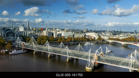 Hungerford Bridge and Golden Jubilee Bridges.-stock-foto