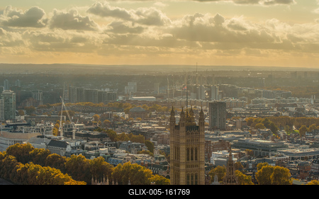 The Coca-cola London eye with perspective. Fantastic view, colorful autumn trees and blue sky with clouds.-stock-foto