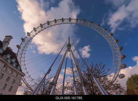 The Coca-cola London eye with perspective-stock-foto