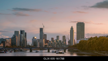 Vauxhall riverside with during costructiing skyscrapesrs-stock-foto