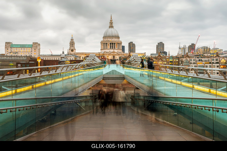 Millenium bridge with St. Pauls cathedral-stock-foto