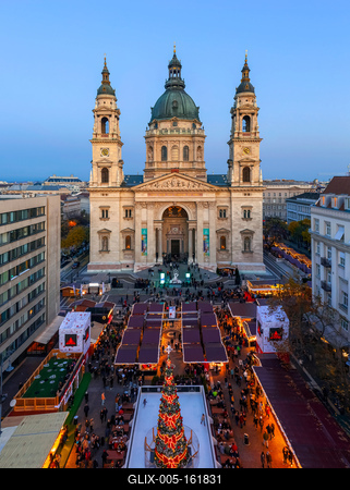 Christmas market in St Stephen Square, opposite the Basilica. Holiday tourist attraction. Traditional Hungarian food, hand made gifts and presents. Famous travel attraction and Meeting point.-stock-foto