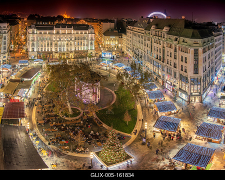 Famous and traditional christmas market in Vorosmarty square, Budapest, Hungary.-stock-foto
