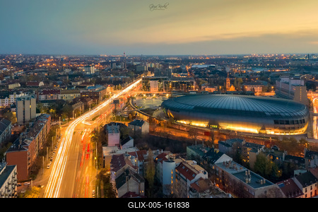 Budapest night cityscape with traffic lights an Laszlo Papp sportarena-stock-foto