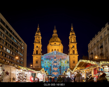 Christmas Market in St Stephen square, Budapest, Hungary-stock-foto