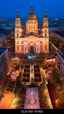 Christmas market in St Stephen square, opposite the Basilica.-stock-foto