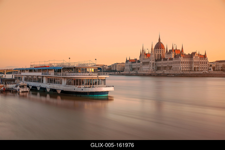 Hungarian parliament and boat. Amazind morning lights with blurred water.-stock-foto