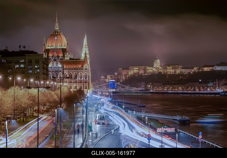 Hungarian parliament with traffic lights, buda castle and Szechenyi chain bridge.-stock-foto