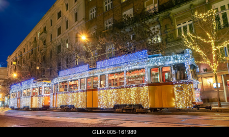 Festively decorated light tram (fenyvillamos) by night. Christmas season in Budapest . Vintage tram from Budapest city decorated with Christmas lights-stock-foto