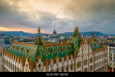 Amazing Zsolnay pyro granite roof in Budapest, Hungary.-stock-foto