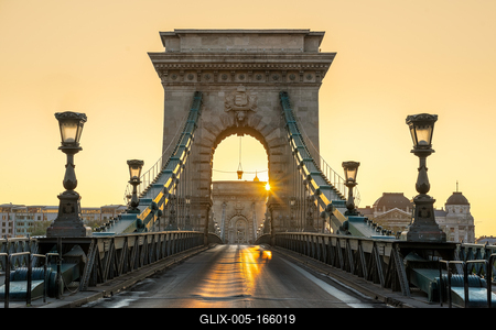 Hungary Budapest. Szechenyi Chain bridge with sunrise-stock-foto