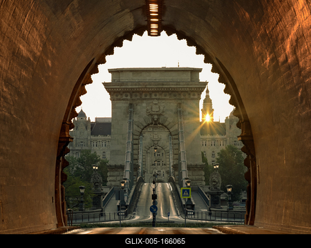 Hungary Budapest. Szechenyi Chain bridge from unusual view piont.-stock-foto