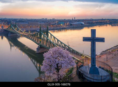 Europe Hungary Budapest Liberty bridge spring-stock-foto