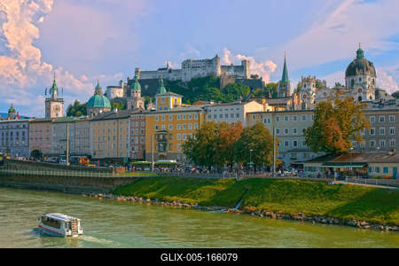 Salzburg skyline with Festung Hohensalzburg and Salzach river in summer, Salzburg, Salzburger Land, Austria-stock-foto