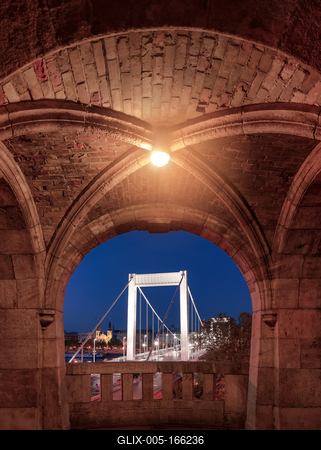 Hungary Budapest. Framed Elizabeth bridge-stock-foto