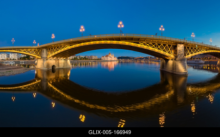 Amazing panoramic phot about the Margaret bridge in Budapest Hungary. Evening mood, popular touris attraction a river cruise in this time. panoramic view-stock-foto