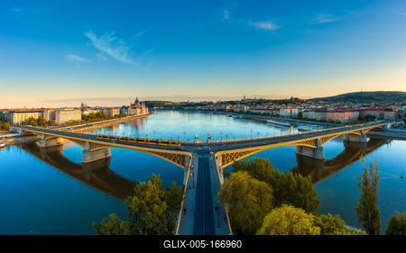 Amazing panoramic phot about the Margaret bridge in Budapest Hungary. Evening mood, popular touris attraction a river cruise in this time. panoramic view-stock-foto