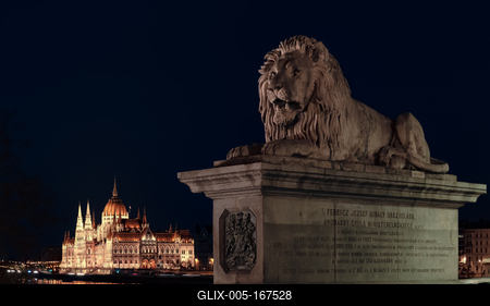 Europe Hungary Budapest The Cain bridge's lion with parliament.-stock-foto