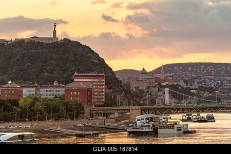 Budapest cityscape with famous bridges and buda castle-stock-foto
