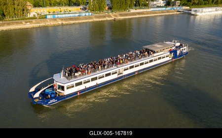 Party boat on Danube river in Budapest-stock-foto