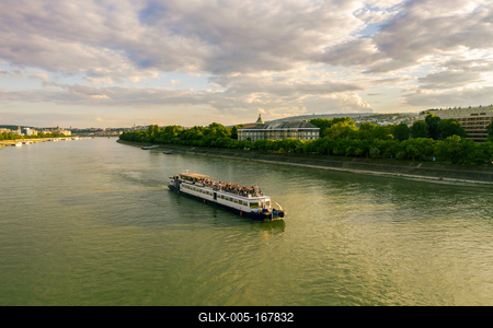 Party boat on Danube river in Budapest-stock-foto