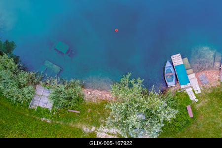 Erdokertes trout lake with broken car-stock-foto