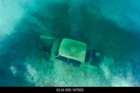 Erdokertes trout lake with broken car-stock-foto