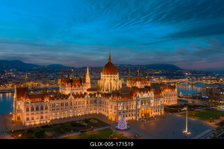 Hungarian parliament building at cristmas time-stock-foto