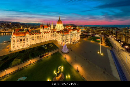 Hungarian parliament building at cristmas time-stock-foto