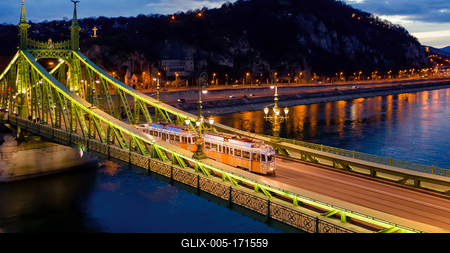 Light tram in Budapest Liberty bridge-stock-foto