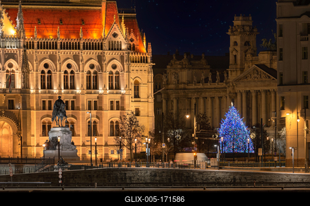 Hungarian parliament building at cristmas time-stock-foto