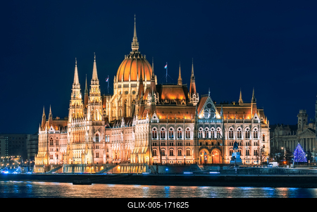 Hungarian parliament building at cristmas time-stock-foto