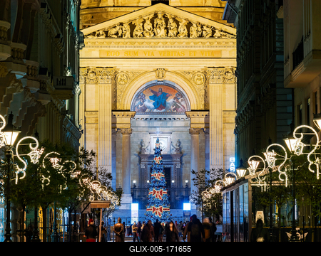 St Stephen Basilica at christmas time-stock-foto