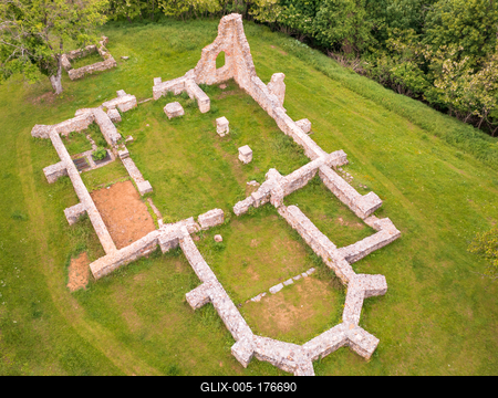 Schlosberg temple riuns in Macseknadasd Hungary-stock-foto