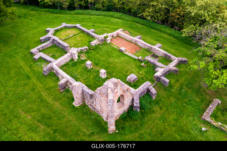 Schlosberg temple riuns in Macseknadasd Hungary-stock-foto