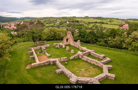 Schlosberg temple riuns in Macseknadasd Hungary-stock-foto