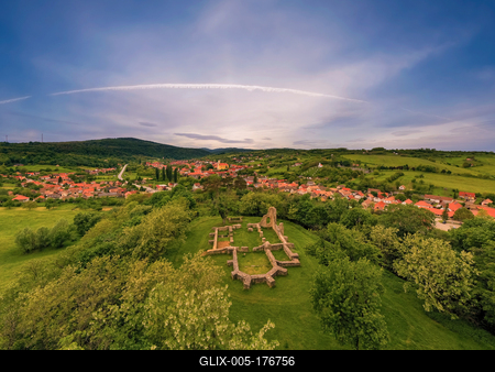 Schlosberg temple riuns in Macseknadasd Hungary-stock-foto