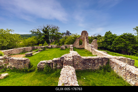 Schlosberg temple riuns in Macseknadasd Hungary-stock-foto