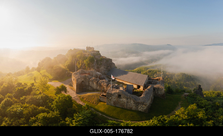 Castle of sirok in Matra Mountains Hungary-stock-foto