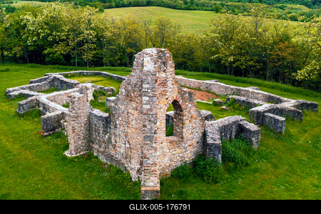 Schlosberg temple riuns in Macseknadasd Hungary-stock-foto