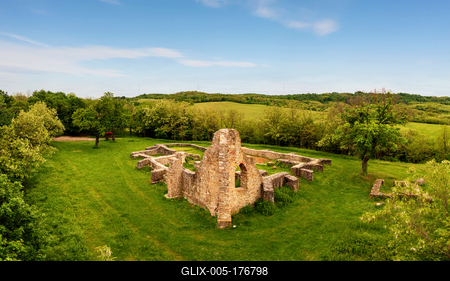 Schlosberg temple riuns in Macseknadasd Hungary-stock-foto