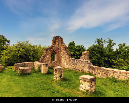 Schlosberg temple riuns in Macseknadasd Hungary-stock-foto