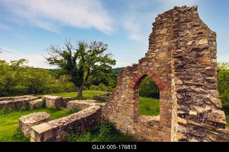 Schlosberg temple riuns in Macseknadasd Hungary-stock-foto