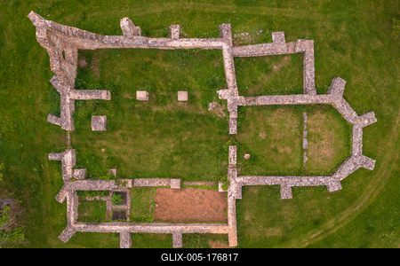 Schlosberg temple riuns in Macseknadasd Hungary-stock-foto
