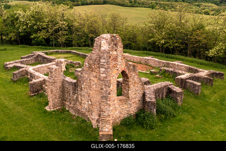 Schlosberg temple riuns in Macseknadasd Hungary-stock-foto