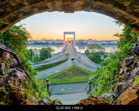 Budapest city scape with Erzsebet bridge-stock-foto