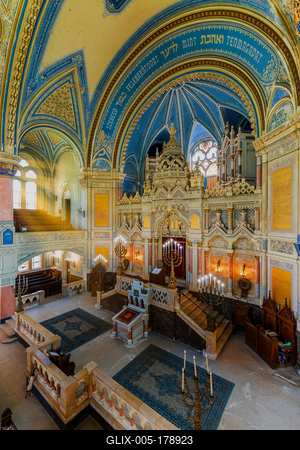 Inside of the new synagogue in Szeged Hungary-stock-foto