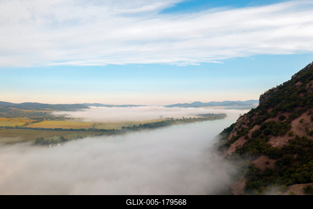 Foggy morning over the Danube river in Hugary-stock-foto