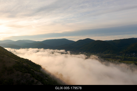 Foggy morning over the Danube river in Hugary-stock-foto