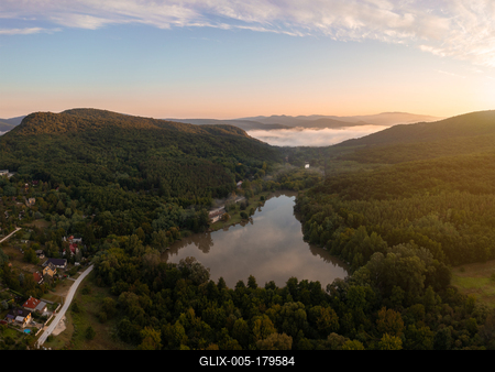 Foggy morning over the Danube river in Hugary-stock-foto
